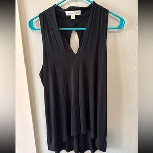 Amour Vert sleevelesss black keyhole top
